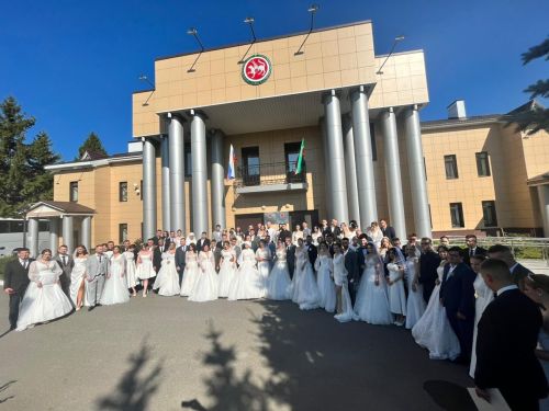 Супруги Ахмедовы из Менделеевска стали одной из 45 пар, принявших участие в массовой регистрации брака у  Центра семьи «Казан»