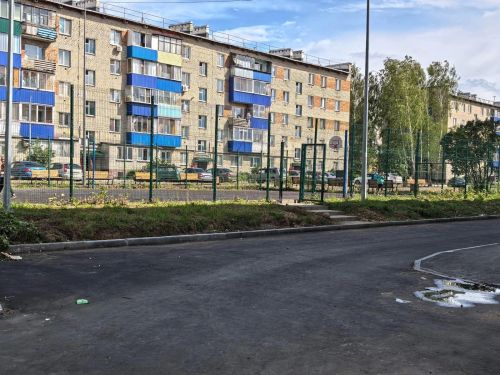 Молодежь Менделеевска проводит субботники на дворовых площадках