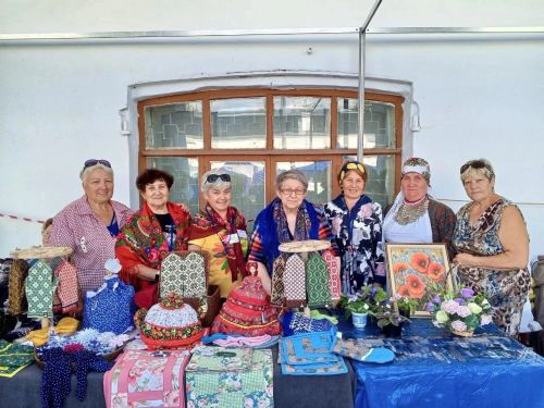 Менделеевские участники клуба «Талантливые бабушки» представили свои рукоделия на Спасской ярмарке