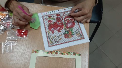 В Тураевском СДК организовали мастер-класс по алмазной вышивке