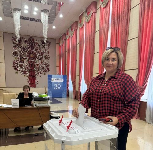 Юлия Рыбакова проголосовала на избирательном участке 1910