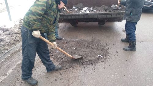 В Менделеевске идут работы по временным ремонтам дорожного покрытия