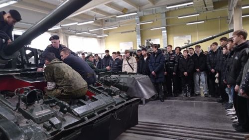 Менделеевцы побывали на Дне открытых дверей в Казанском танковом училище