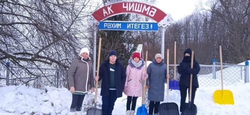 Подготовка к Крещению: очистка снега возле родника «Ак Чишмэ» в деревне Брюшли