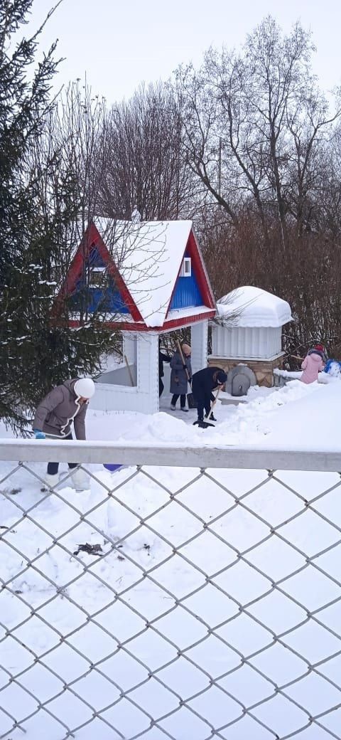 Подготовка к Крещению: очистка снега возле родника «Ак Чишмэ» в деревне Брюшли