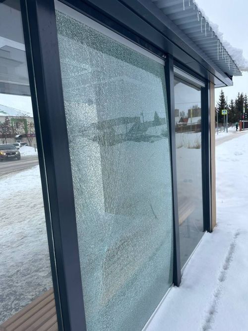 Неизвестный разбил остановку в Менделеевске: полиция начала расследование