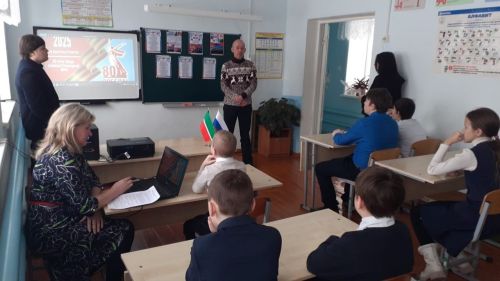 В Брюшлинской школе торжественно открыли Год защитника Отечества