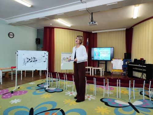 Музыкальный руководитель детского сада «Рябинушка» приняла участие в муниципальном этапе конкурса «Воспитатель года — 2025»