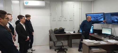Полицейские провели профориентационное мероприятие для гимназистов Менделеевска