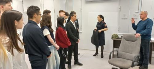 Полицейские провели профориентационное мероприятие для гимназистов Менделеевска