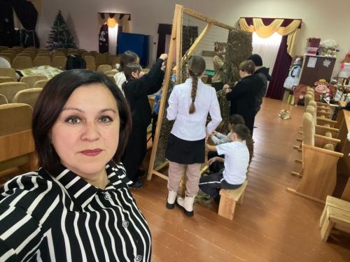 Учащиеся Ижёвской школы плетут маскировочные сети