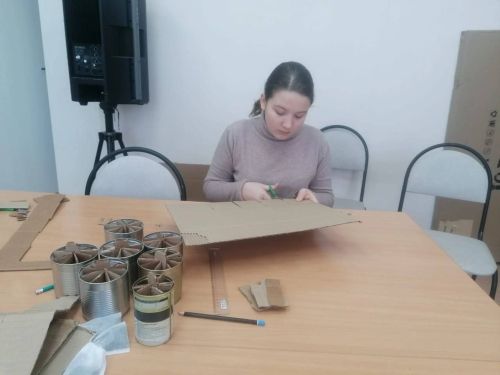 Активисты Движения Первых Менделеевска делают окопные свечи для бойцов СВО