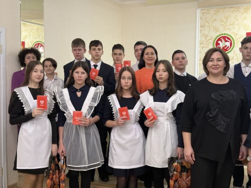Девятнадцать школьников из Менделеевска получили свои первые паспорта в торжественной обстановке