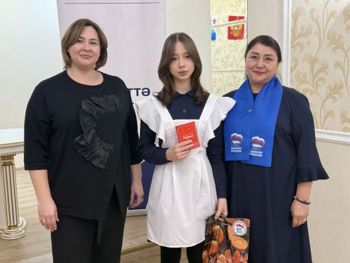 Девятнадцать школьников из Менделеевска получили свои первые паспорта в торжественной обстановке