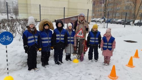 Зимние игры на свежем воздухе в гимназии «Мирас» для профилактики дорожного травматизма