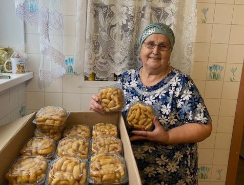 Жительница Менделеевского района отправила 43 порции чак-чака солдатам в зону СВО
