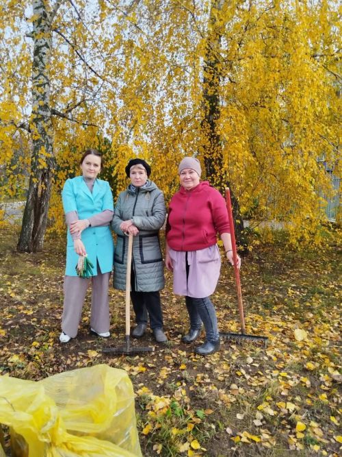 Медработники Менделеевска участвуют в городском субботнике