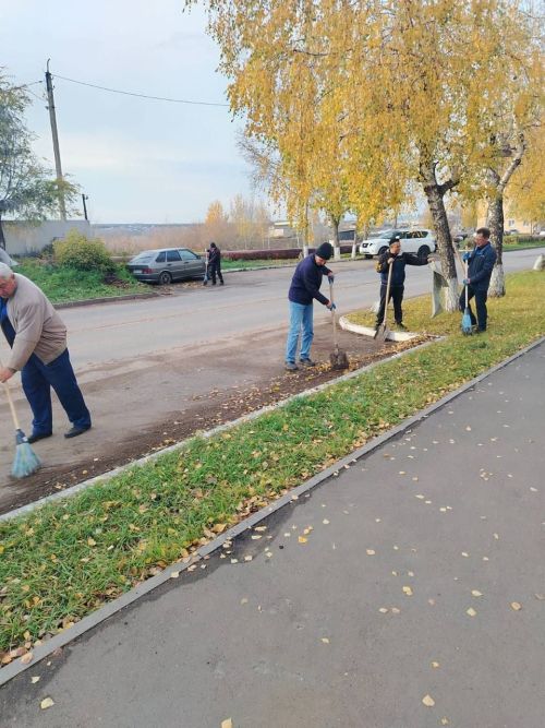 Медработники Менделеевска участвуют в городском субботнике