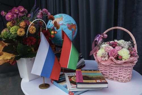 Коллектив «Менделеевских новостей» поздравляет учителей с профессиональным праздником