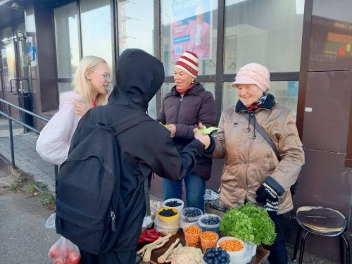 В Менделеевске провели акцию «Поздравь людей старшего поколения!»
