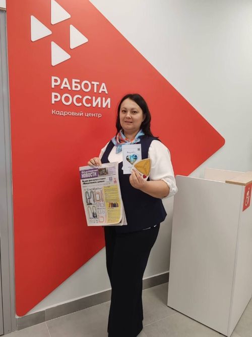 «Менделеевские новости» подарили сотрудникам ЦЗН сувениры на память о родном городе