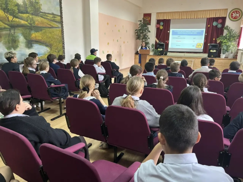 Осенние каникулы — время напомнить о ПДД: в школе №2 прошла профилактическая беседа