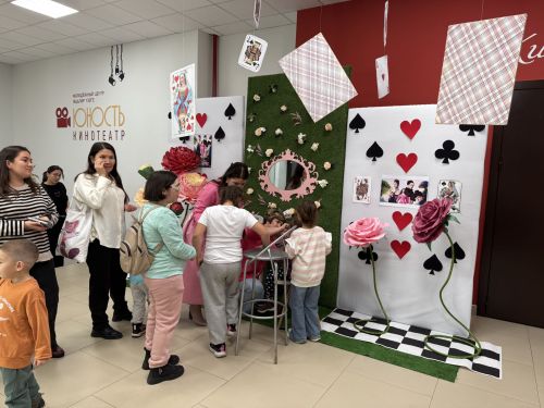 Редакция «Менделеевских новостей» устроила сказочный розыгрыш на премьере «Алисы в стране чудес»