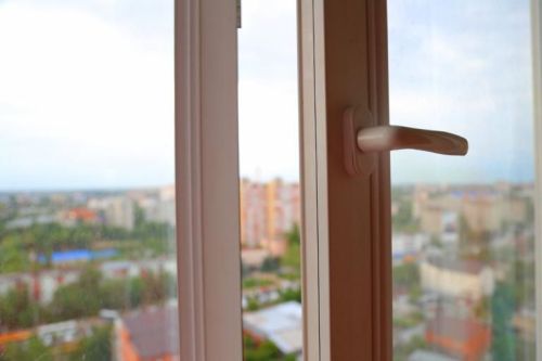 Жуткая трагедия в Татарстане: девочка выбросила брата из окна, малыш погиб