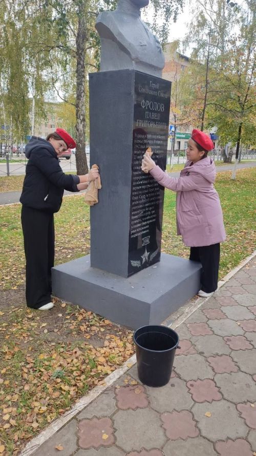 Юнармейцы  школы №1 Менделеевска  почтили память героев и поздравили пожилых жителей микрорайона