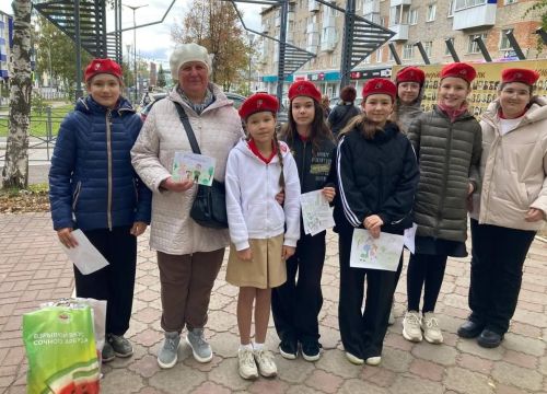 Юнармейцы  школы №1 Менделеевска  почтили память героев и поздравили пожилых жителей микрорайона