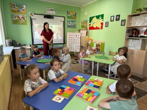 Более 40 студентов из Набережных Челнов посетили с экскурсией детский сад №11 «Планета детства» в Менделеевске