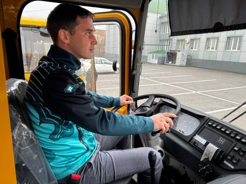 Управлению образования Менделеевска передали три новых школьных автобуса