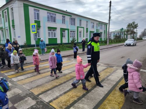 В Менделеевске прошла акция «Безопасный переход»: детям напомнили правила дорожного движения