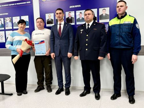 Сотрудникам полиции Менделеевска в профессиональный праздник вручили заслуженные награды