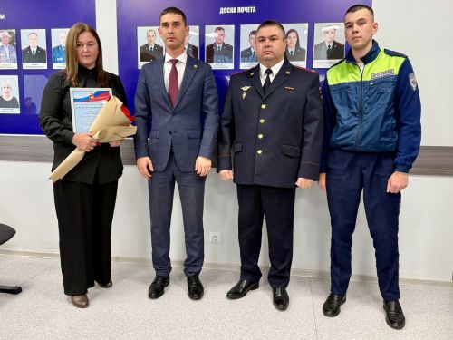 Сотрудникам полиции Менделеевска в профессиональный праздник вручили заслуженные награды