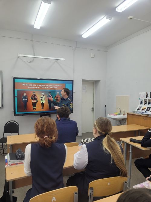 Школьникам Менделеевска рассказали о вузах МЧС России