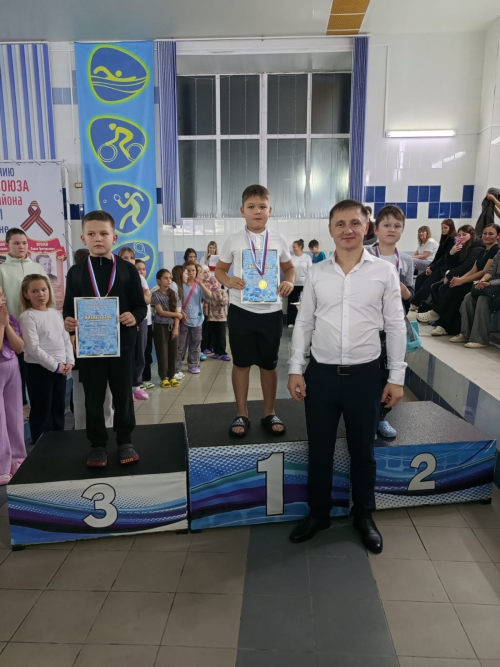 Соревнования по плаванию в «Нептуне» Менделеевска:более 100 детей открыли сезон 2025-2026