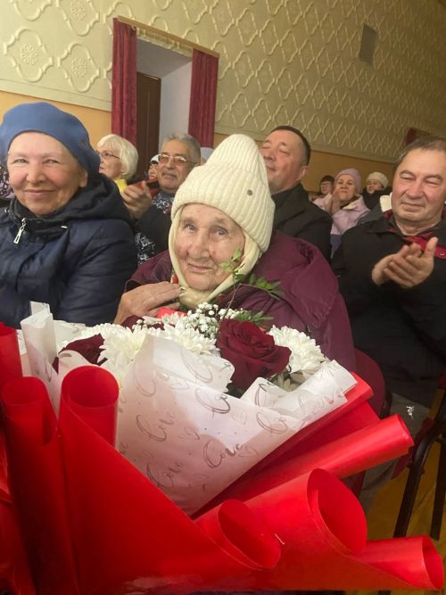Цветы маме, поддержка бойцов СВО, задушевные песни: как «бизякинский Салават» покорил публику