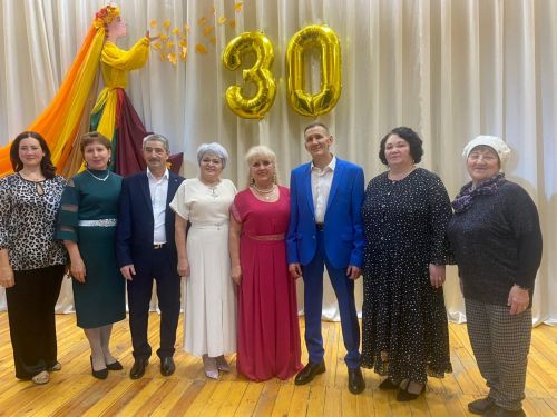 Цветы маме, поддержка бойцов СВО, задушевные песни: как «бизякинский Салават» покорил публику