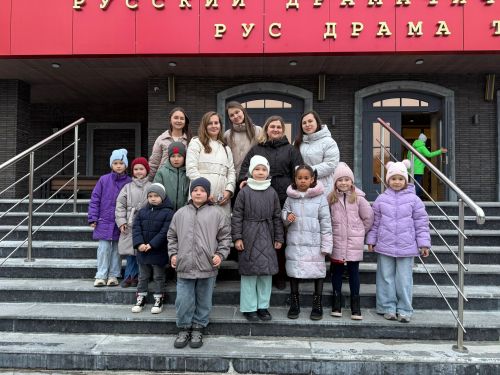 Осенние каникулы с культурной программой: менделеевские школьники посетили театр «Мастеровые» в Набережных Челнах