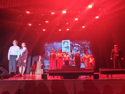 Патриотический спектакль «Дороги Победы» покорил менделеевцев