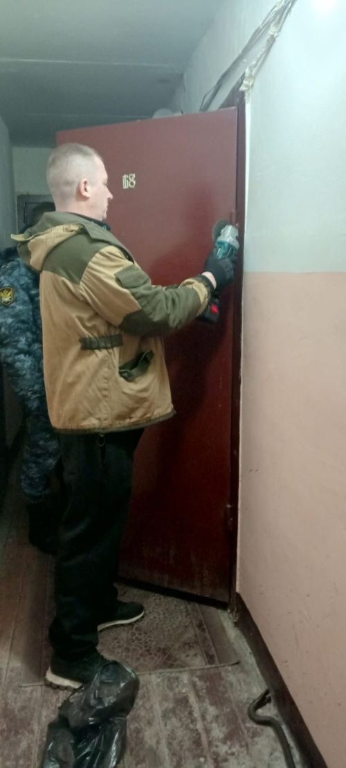 Судебные приставы выселили должника из квартиры в Менделеевске