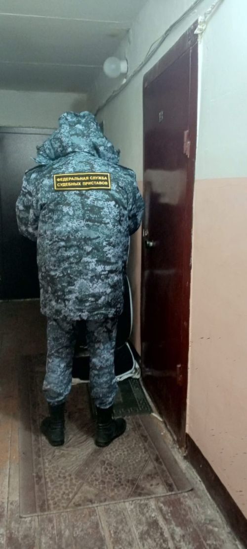 Судебные приставы выселили должника из квартиры в Менделеевске