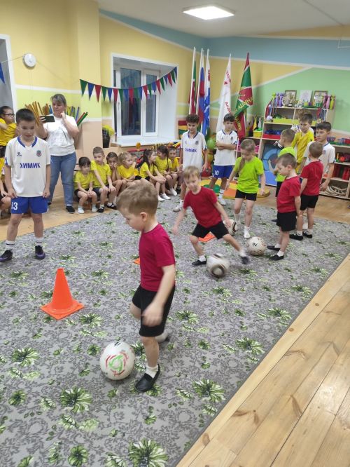 Футбольный клуб «Химик» подарил дошколятам Менделеевска праздник спорта