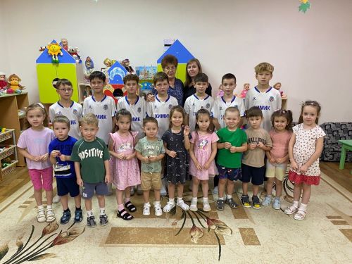 Футбольный клуб «Химик» подарил дошколятам Менделеевска праздник спорта