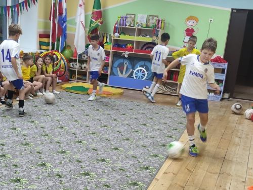 Футбольный клуб «Химик» подарил дошколятам Менделеевска праздник спорта