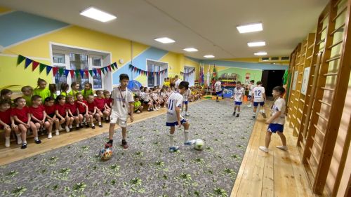 Футбольный клуб «Химик» подарил дошколятам Менделеевска праздник спорта