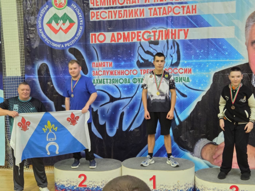 Менделеевец Адель Хуснутдинов завоевал серебро на чемпионате РТ по армрестлингу