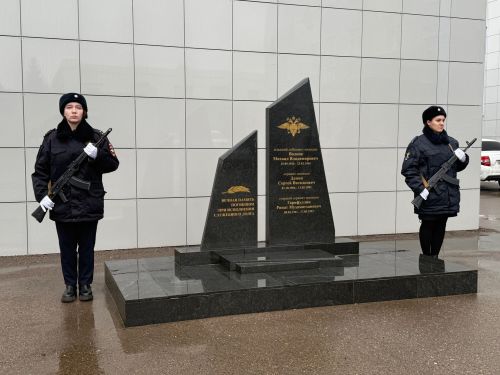 День памяти погибших сотрудников МВД в Менделеевске: митинг, возложение цветов и слова благодарности
