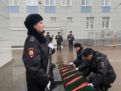 День памяти погибших сотрудников МВД в Менделеевске: митинг, возложение цветов и слова благодарности